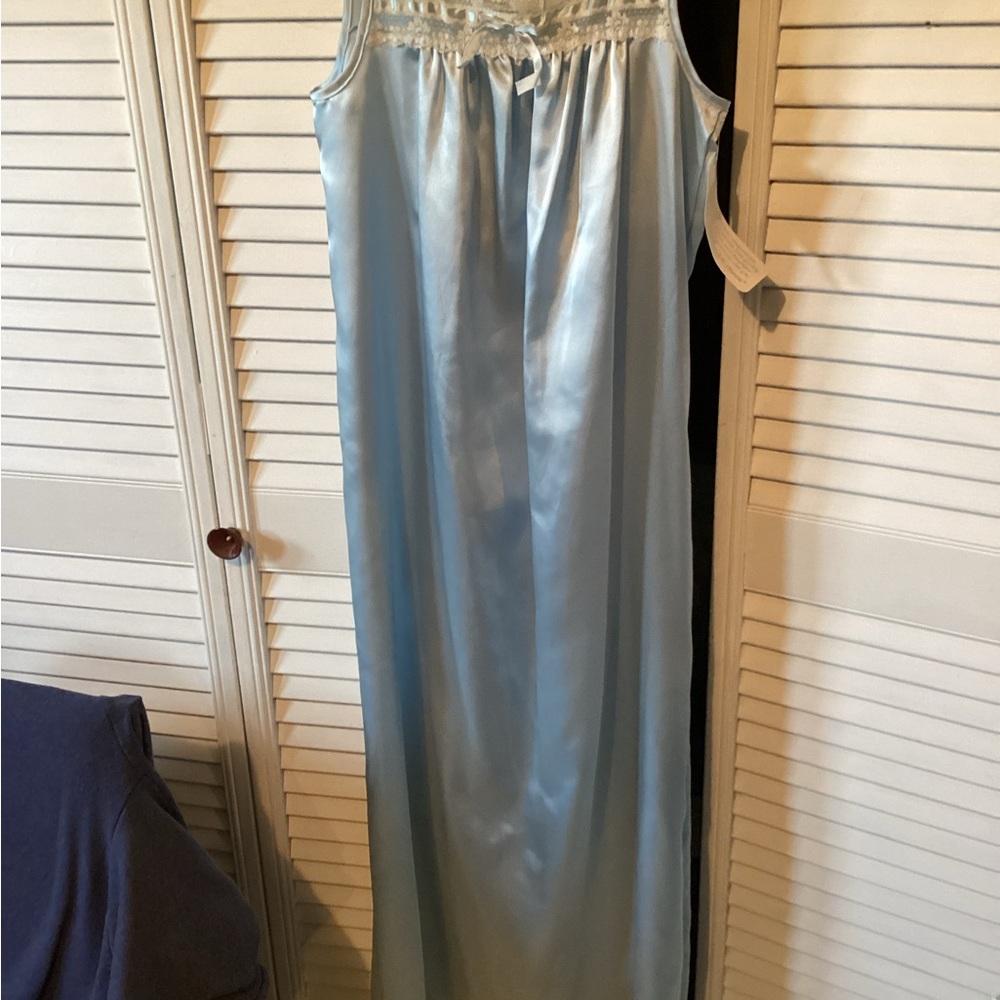 Vintage Night Flowers ladies long nightgown, light blue, size petite,NWT